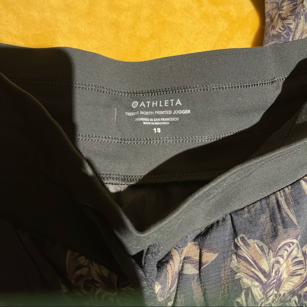 Athleta pants Beautiful I love them but they run big on me